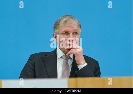 Pressekonferenz zur Vorstellung des UNDP-Berichts den Stillstand durchbrechen - Kooperation in einer polarisierten Welt neu denken ueber die menschliche Entwicklung 2023/24 in Berlin. Foto vom 19.03.2024: Ekkehard Griep, Vorsitzender der Deutschen Gesellschaft für die Vereinten Nationen e.V. DGVN die Ungleichheit zwischen reichen und armen Laendern ist ein UN-Bericht zufolge gewachsen. Die globalen Ungleichheiten werden laut dem Bericht durch die starke wirtschaftliche Konzentration verschaerft. Fast 40 Prozent des weltweiten Warenhandels konzentrierte sich nur auf bis zu drei Laender. Im Stockfoto