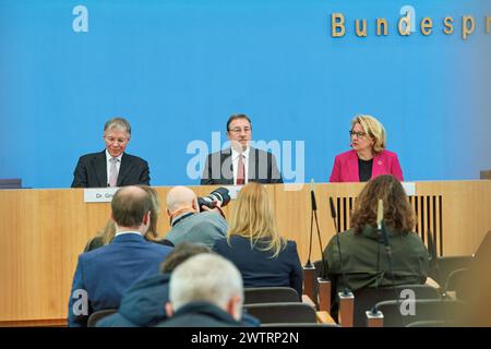 Pressekonferenz zur Vorstellung des UNDP-Berichts den Stillstand durchbrechen - Kooperation in einer polarisierten Welt neu denken ueber die menschliche Entwicklung 2023/24 in Berlin. Foto vom 19.03.2024: V.l. Ekkehard Griep, Vorsitzender der Deutschen Gesellschaft für die Vereinten Nationen e.V. DGVN Achim Steiner, Leiter des UN-Entwicklungsprogramms UNDP Bundesministerin für wirtschaftliche Zusammenarbeit und Entwicklung Svenja Schulze die Ungleichheit zwischen reichen und armen Laendern ist ein UN-Bericht zufolge gewachsen. Die globalen Ungleichheiten werden laut dem Bericht durch die s Stockfoto