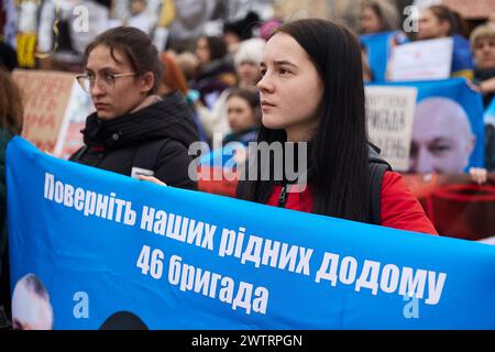 Trauriges ukrainisches Mädchen hält ein Banner: Bring unsere Verwandten nach Hause. 46. Brigade bei einer öffentlichen Demonstration auf dem Maidan-Platz. Kiew - 16. März 2024 Stockfoto