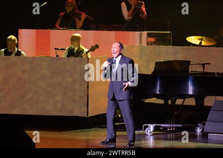 Fort Lauderdale, USA. März 2024. Paul Anka tritt am 18. März 2024 in Fort lauderdale, Florida auf. Der Auftritt war Teil der Seven Decades World Tour des kanadisch-amerikanischen Sängers und Songwriters. (Foto: Geoffrey Clowes/SIPA USA) Credit: SIPA USA/Alamy Live News Stockfoto
