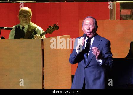 Fort Lauderdale, USA. März 2024. Paul Anka tritt am 18. März 2024 in Fort lauderdale, Florida auf. Der Auftritt war Teil der Seven Decades World Tour des kanadisch-amerikanischen Sängers und Songwriters. (Foto: Geoffrey Clowes/SIPA USA) Credit: SIPA USA/Alamy Live News Stockfoto