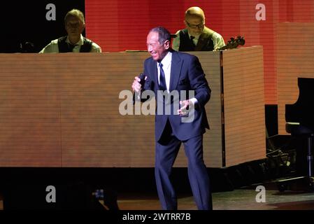 Fort Lauderdale, USA. März 2024. Paul Anka tritt am 18. März 2024 in Fort lauderdale, Florida auf. Der Auftritt war Teil der Seven Decades World Tour des kanadisch-amerikanischen Sängers und Songwriters. (Foto: Geoffrey Clowes/SIPA USA) Credit: SIPA USA/Alamy Live News Stockfoto