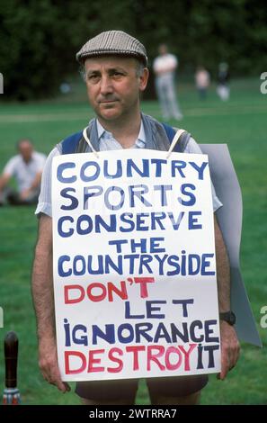 Rette unsere Heritage Country Alliance-Rallye im Hyde Park gegen die vorgeschlagene Jagd mit Hunden. Ein Mann, der mit einem Plakat protestierte: "Ignoranz und Emotionen haben meinen Sport ermordet. Lass es nicht der Jagd passieren. Ex Target Pistol Shooter. London, England 1997. HOMER SYKES AUS DEN 1990ER JAHREN Stockfoto