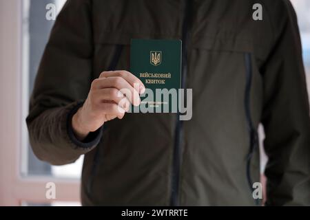 Der junge ukrainische Wehrpflichtige zeigt seine Militärmarke oder sein Armeeausweis in der Nähe Stockfoto