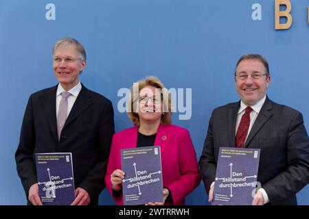 Deutschland, Berlin - Bundespressekonferenz: Vorstellung des UNDP-Berichts über die menschliche Entwicklung 2024 2023/2024 - den Stillstand durchbrechen - Kooperation in einer polarisierten Welt neu denken. Im Bild v. l. Dr. Ekkehard Griep, Vorsitzender der Deutschen Gesellschaft für die Vereinten Nationen e.V. DGVN, Achim Steiner, Leiter des VN-Entwicklungsprogramms UNDP, und Svenja Schulze SPD, Bundesministerin für wirtschaftliche Zusammenarbeit und Entwicklung. *** UN-Bericht fordert Kooperation statt Stagnation 2024 03 19 Deutschland, Stockfoto