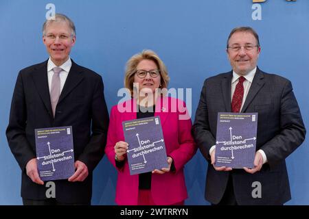 Deutschland, Berlin - Bundespressekonferenz: Vorstellung des UNDP-Berichts über die menschliche Entwicklung 2024 2023/2024 - den Stillstand durchbrechen - Kooperation in einer polarisierten Welt neu denken. Im Bild v. l. Dr. Ekkehard Griep, Vorsitzender der Deutschen Gesellschaft für die Vereinten Nationen e.V. DGVN, Achim Steiner, Leiter des VN-Entwicklungsprogramms UNDP, und Svenja Schulze SPD, Bundesministerin für wirtschaftliche Zusammenarbeit und Entwicklung. *** UN-Bericht fordert Kooperation statt Stagnation 2024 03 19 Deutschland, Stockfoto