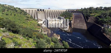 Alcantara-Staudamm, auch bekannt als Jose Maria de Oriol-Staudamm – Alcantara II, Stützdamm am Fluss Tejo, erbaut 1969, Panoramaaufnahme, Provinz Caceres, Spanien Stockfoto