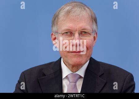 Deutschland, Berlin - Bundespressekonferenz: Vorstellung des UNDP-Berichts über die menschliche Entwicklung 2024 2023/2024 - den Stillstand durchbrechen - Kooperation in einer polarisierten Welt neu denken. Im Bild Dr. Ekkehard Griep, Vorsitzender der Deutschen Gesellschaft für die Vereinten Nationen e.V. DGVN. *** UNO-Bericht fordert Kooperation statt Stagnation 2024 03 19 Deutschland, Berlin Bundespressekonferenz Präsentation des UNDP-Berichts zur menschlichen Entwicklung 2023 2024 die Sackgasse durchbrechen Zusammenarbeit in einer polarisierten Arbeitsstelle neu denken Stockfoto