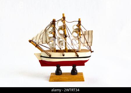 Holzspielzeug mit Segeln für Kinder, Souvenirs Stockfoto