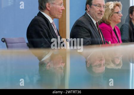 Deutschland, Berlin - Bundespressekonferenz: Vorstellung des UNDP-Berichts über die menschliche Entwicklung 2024 2023/2024 - den Stillstand durchbrechen - Kooperation in einer polarisierten Welt neu denken. Im Bild v. l. Dr. Ekkehard Griep, Vorsitzender der Deutschen Gesellschaft für die Vereinten Nationen e.V. DGVN, Achim Steiner, Leiter des VN-Entwicklungsprogramms UNDP, und Svenja Schulze SPD, Bundesministerin für wirtschaftliche Zusammenarbeit und Entwicklung. *** UN-Bericht fordert Kooperation statt Stagnation 2024 03 19 Deutschland, Stockfoto