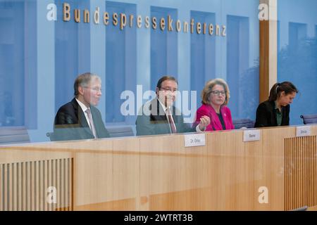 Deutschland, Berlin - Bundespressekonferenz: Vorstellung des UNDP-Berichts über die menschliche Entwicklung 2024 2023/2024 - den Stillstand durchbrechen - Kooperation in einer polarisierten Welt neu denken. Im Bild v. l. Dr. Ekkehard Griep, Vorsitzender der Deutschen Gesellschaft für die Vereinten Nationen e.V. DGVN, Achim Steiner, Leiter des VN-Entwicklungsprogramms UNDP, und Svenja Schulze SPD, Bundesministerin für wirtschaftliche Zusammenarbeit und Entwicklung. *** UN-Bericht fordert Kooperation statt Stagnation 2024 03 19 Deutschland, Stockfoto