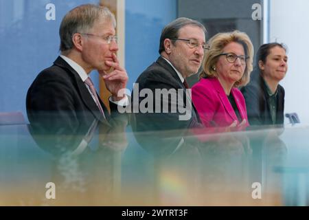 Deutschland, Berlin - Bundespressekonferenz: Vorstellung des UNDP-Berichts über die menschliche Entwicklung 2024 2023/2024 - den Stillstand durchbrechen - Kooperation in einer polarisierten Welt neu denken. Im Bild v. l. Dr. Ekkehard Griep, Vorsitzender der Deutschen Gesellschaft für die Vereinten Nationen e.V. DGVN, Achim Steiner, Leiter des VN-Entwicklungsprogramms UNDP, und Svenja Schulze SPD, Bundesministerin für wirtschaftliche Zusammenarbeit und Entwicklung. *** UN-Bericht fordert Kooperation statt Stagnation 2024 03 19 Deutschland, Stockfoto