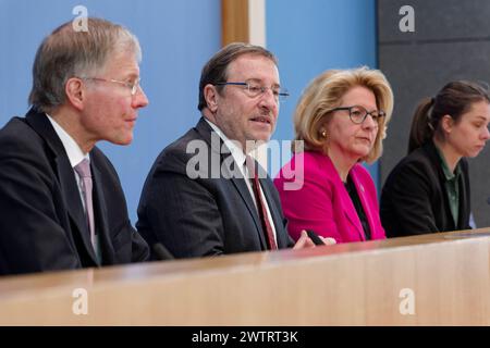 Deutschland, Berlin - Bundespressekonferenz: Vorstellung des UNDP-Berichts über die menschliche Entwicklung 2024 2023/2024 - den Stillstand durchbrechen - Kooperation in einer polarisierten Welt neu denken. Im Bild v. l. Dr. Ekkehard Griep, Vorsitzender der Deutschen Gesellschaft für die Vereinten Nationen e.V. DGVN, Achim Steiner, Leiter des VN-Entwicklungsprogramms UNDP, und Svenja Schulze SPD, Bundesministerin für wirtschaftliche Zusammenarbeit und Entwicklung. *** UN-Bericht fordert Kooperation statt Stagnation 2024 03 19 Deutschland, Stockfoto