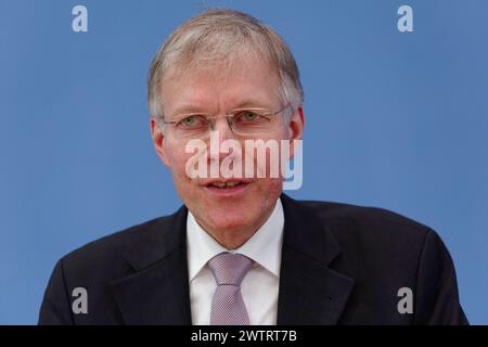 Deutschland, Berlin - Bundespressekonferenz: Vorstellung des UNDP-Berichts über die menschliche Entwicklung 2024 2023/2024 - den Stillstand durchbrechen - Kooperation in einer polarisierten Welt neu denken. Im Bild Dr. Ekkehard Griep, Vorsitzender der Deutschen Gesellschaft für die Vereinten Nationen e.V. DGVN. *** UNO-Bericht fordert Kooperation statt Stagnation 2024 03 19 Deutschland, Berlin Bundespressekonferenz Präsentation des UNDP-Berichts zur menschlichen Entwicklung 2023 2024 die Sackgasse durchbrechen Zusammenarbeit in einer polarisierten Arbeitsstelle neu denken Stockfoto