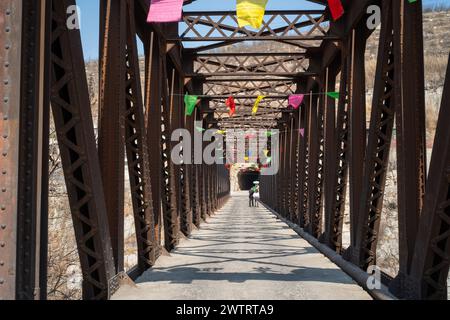 Die eiserne Brücke im Dorf Faluling, Jingxing County, Shijiazhuang City, Provinz Hebei, wurde 1906 von Daydé & Pillé gebaut. Es ist St Stockfoto