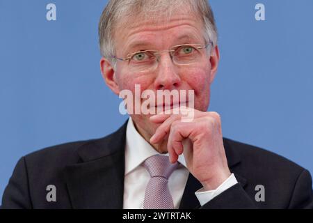 Deutschland, Berlin - Bundespressekonferenz: Vorstellung des UNDP-Berichts über die menschliche Entwicklung 2024 2023/2024 - den Stillstand durchbrechen - Kooperation in einer polarisierten Welt neu denken. Im Bild Dr. Ekkehard Griep, Vorsitzender der Deutschen Gesellschaft für die Vereinten Nationen e.V. DGVN. *** UNO-Bericht fordert Kooperation statt Stagnation 2024 03 19 Deutschland, Berlin Bundespressekonferenz Präsentation des UNDP-Berichts zur menschlichen Entwicklung 2023 2024 die Sackgasse durchbrechen Zusammenarbeit in einer polarisierten Arbeitsstelle neu denken Stockfoto