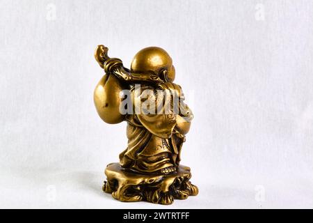 Bronzestatue von Buddha, der mit einer Tasche auf der Schulter geht, Rückansicht, Souvenir Stockfoto