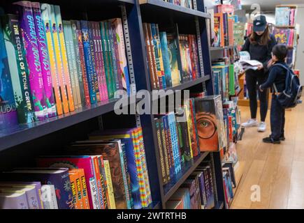 Kinokuniya ist ein japanischer Einzelhändler, der für seine Sammlung internationaler Bücher, Geschenke und Schreibwaren, 2024, New York City, USA, bekannt ist Stockfoto