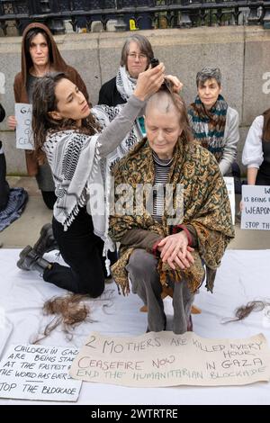 London, Großbritannien, 19. März 2024. Eine Gruppe von Aktivisten rasiert sich in Solidarität mit den Müttern des Gazastreifens vor den Häusern des Parlaments den Kopf. Quelle: James Willoughby/Alamy Live News Stockfoto