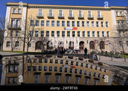 Jena, Deutschland. März 2024. Blick auf das Hauptgebäude der Fakultät für Physik und Astronomie der Friedrich-Schiller-Universität Jena. Am Tag der Physik und Astronomie in Jena lud die Fakultät die Besucher ein, sich einen Eindruck von Wissenschaft, Studium und Arbeitsleben zu verschaffen. Es werden praktische Experimente, Vorträge und Laborbesichtigungen stattfinden. Quelle: Martin Schutt/dpa/Alamy Live News Stockfoto