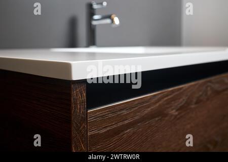 Spanplatte CPD Spanplatte Spanplatte LDSP unter Beckenschrankecke und Tischplatte Nahaufnahme. Badezimmer mit zeitgenössischem Design Stockfoto