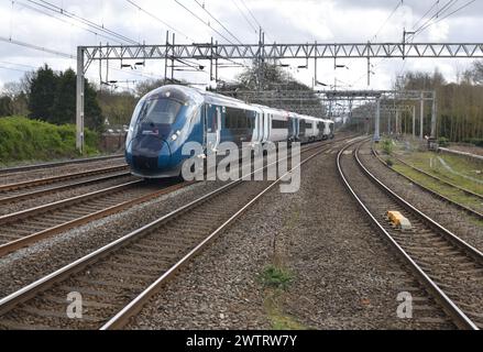 Hitachi Zweimodus-Triebwagen 805010 nähert sich am 19. März 2024 dem Rugeley Trent Valley mit 5Q93 der 11:02 Euston nach Crewe-Strecke. Stockfoto