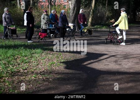 PRODUKTION - 13. März 2024, Sachsen-Anhalt, Köthen: Yogalehrerin Kathrin Fritzsche führt im Schlosspark Köthen einen Rollator-Yoga-Kurs für Senioren durch. Der Kurs bietet spezifische Übungen, die auf und außerhalb des Rollators durchgeführt werden können. Foto: Jan Woitas/dpa Stockfoto