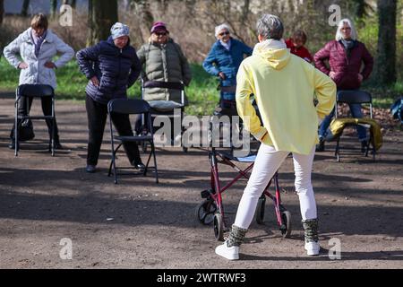 PRODUKTION - 13. März 2024, Sachsen-Anhalt, Köthen: Yogalehrerin Kathrin Fritzsche führt im Schlosspark Köthen einen Rollator-Yoga-Kurs für Senioren durch. Der Kurs bietet spezifische Übungen, die auf und außerhalb des Rollators durchgeführt werden können. Foto: Jan Woitas/dpa Stockfoto