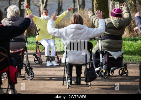 PRODUKTION - 13. März 2024, Sachsen-Anhalt, Köthen: Yogalehrerin Kathrin Fritzsche führt im Schlosspark Köthen einen Rollator-Yoga-Kurs für Senioren durch. Der Kurs bietet spezifische Übungen, die auf und außerhalb des Rollators durchgeführt werden können. Foto: Jan Woitas/dpa Stockfoto