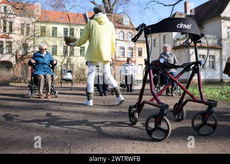 PRODUKTION - 13. März 2024, Sachsen-Anhalt, Köthen: Yogalehrerin Kathrin Fritzsche führt im Schlosspark Köthen einen Rollator-Yoga-Kurs für Senioren durch. Der Kurs bietet spezifische Übungen, die auf und außerhalb des Rollators durchgeführt werden können. Foto: Jan Woitas/dpa Stockfoto