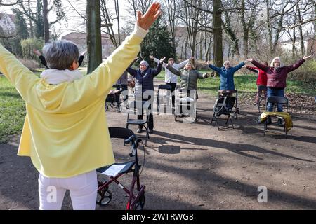 PRODUKTION - 13. März 2024, Sachsen-Anhalt, Köthen: Yogalehrerin Kathrin Fritzsche führt im Schlosspark Köthen einen Rollator-Yoga-Kurs für Senioren durch. Der Kurs bietet spezifische Übungen, die auf und außerhalb des Rollators durchgeführt werden können. Foto: Jan Woitas/dpa Stockfoto