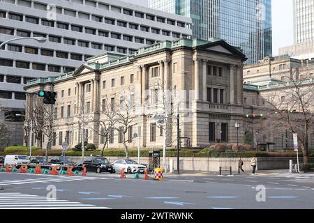 Tokio, Japan. März 2024. Ein allgemeiner Überblick über die Bank of Japan (BOJ) in der Innenstadt von Tokio. Am Dienstag beendete die Bank von Japan ihre unorthodoxen Bemühungen um eine geldpolitische Lockerung. In ihrer ersten Zinserhöhung seit 2007 empfahl die BOJ eine Spanne von null Prozent und 0,1 Prozent für kurzfristige Zinssätze. (Kreditbild: © Rodrigo Reyes Marin/ZUMA Press Wire) NUR REDAKTIONELLE VERWENDUNG! Nicht für kommerzielle ZWECKE! Quelle: ZUMA Press, Inc./Alamy Live News Stockfoto