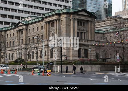 Tokio, Japan. März 2024. Ein allgemeiner Überblick über die Bank of Japan (BOJ) in der Innenstadt von Tokio. Am Dienstag beendete die Bank von Japan ihre unorthodoxen Bemühungen um eine geldpolitische Lockerung. In ihrer ersten Zinserhöhung seit 2007 empfahl die BOJ eine Spanne von null Prozent und 0,1 Prozent für kurzfristige Zinssätze. (Kreditbild: © Rodrigo Reyes Marin/ZUMA Press Wire) NUR REDAKTIONELLE VERWENDUNG! Nicht für kommerzielle ZWECKE! Quelle: ZUMA Press, Inc./Alamy Live News Stockfoto