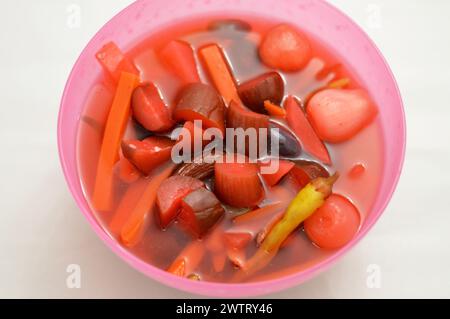 Mariniertes Gemüse (Torshi) oder gemischtes eingelegtes Gemüse aus Gurken, Karotten, Rüben, Zwiebeln, rote Paprika und Salz, ägyptischer Appetit Stockfoto