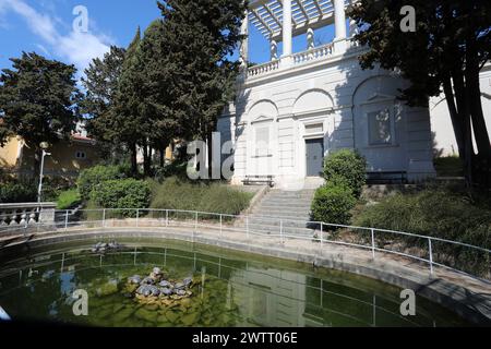 Rijeka, Kroatien. März 2024. Teichschildkröten leben in einem Brunnen, der Teil des Wasserreservoirs Vidikovac an der City Water Supply am Boulevard am 19. März 2024 in Rijeka, Kroatien ist. Ehemalige Besitzer ließen die Schildkröten hier, als sie aus den Aquarien, in denen sie als Haustiere gehalten wurden, herauswuchsen. Foto: Goran Kovacic/IXSELL Credit: Pixsell/Alamy Live News Stockfoto