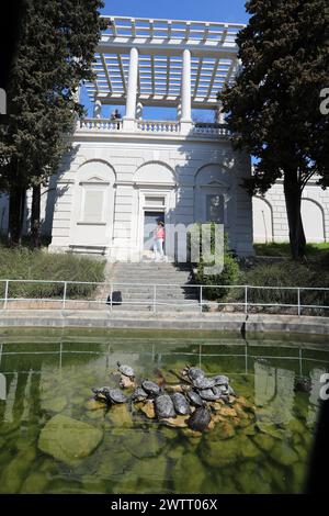 Rijeka, Kroatien. März 2024. Teichschildkröten leben in einem Brunnen, der Teil des Wasserreservoirs Vidikovac an der City Water Supply am Boulevard am 19. März 2024 in Rijeka, Kroatien ist. Ehemalige Besitzer ließen die Schildkröten hier, als sie aus den Aquarien, in denen sie als Haustiere gehalten wurden, herauswuchsen. Foto: Goran Kovacic/IXSELL Credit: Pixsell/Alamy Live News Stockfoto