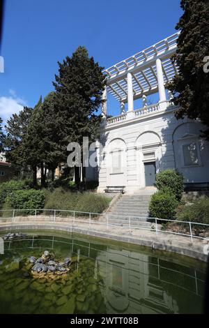 Rijeka, Kroatien. März 2024. Teichschildkröten leben in einem Brunnen, der Teil des Wasserreservoirs Vidikovac an der City Water Supply am Boulevard am 19. März 2024 in Rijeka, Kroatien ist. Ehemalige Besitzer ließen die Schildkröten hier, als sie aus den Aquarien, in denen sie als Haustiere gehalten wurden, herauswuchsen. Foto: Goran Kovacic/IXSELL Credit: Pixsell/Alamy Live News Stockfoto