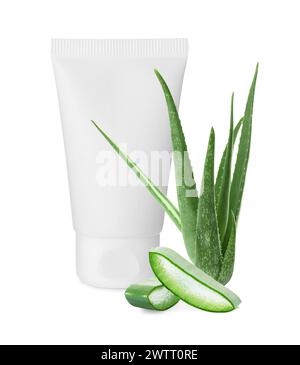 Feuchtigkeitscreme mit Aloe Vera-Extrakt. Röhrchen mit Kosmetikprodukt und grünen Aloe-Blättern auf weißem Hintergrund Stockfoto