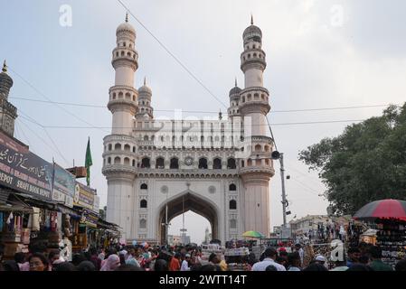 Berühmtes historisches Denkmal von Charminar. Symbol der komplexen Architektur von Hyderabad. Berühmter Touristenort in Telangana Stockfoto