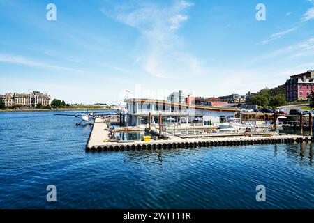 Die Wasserflugzeugbasis befindet sich im inneren Hafen von Victoria, BC, mit einem Wasserflugzeug, das an einem hellen sonnigen Tag an der Werft befestigt ist. Stockfoto