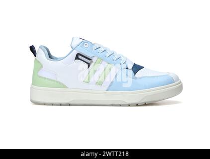 Trendige und modische leichte Sneakers auf weißem Hintergrund Stockfoto