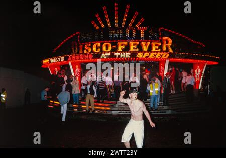 Eine Tänzerin vor Walzer bei einem Outdoor-Rave aus den 1990er Jahren in Zentral-Schottland Stockfoto