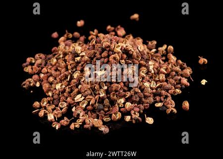 Haufen Sichuan chinesischer Pfeffer isoliert auf schwarzem Hintergrund Stockfoto