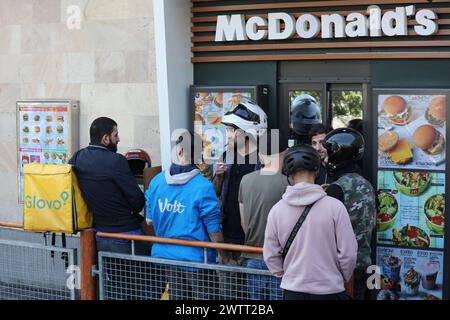 19.09.2019, Tiflis, GEO - Mitarbeiter der Lieferservices Glovo und Wolt warten an einem Ausgabeschalter von McDonalds auf die bestellten Menues. Abholen, Abholschalter, Abholung, Alltag, Andrang, anstehen, asiatisch, Asien, aussen, Aussenaufnahme, Ernaehrung, Essen, Essen und Trinken, Essenslieferung, Esskultur, Eurasien, eurasisch, Europa, europaeisch, Fast Food, Fast-Food, Fastfood, Fastfood-Kette, Fastfood-Restaurant, Fastfood-Kette, Fastfood-Restaurant, Fastfoodkette, Fastfoodrestaurant, Filiale, Gastronomie, Georgien, georgisch, Gesellschaft, Glovo, Glovo-Lieferservice, Gruppe, Herbst, Ja Stockfoto