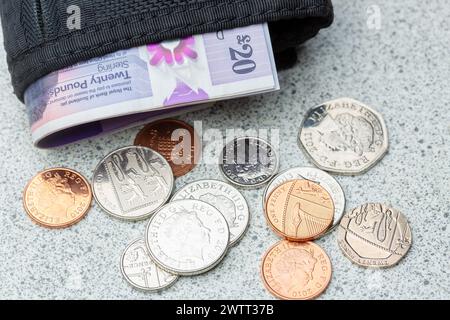 Eine Geldbörse und schottische 20-Pfund-Banknoten und -Münzen Stockfoto