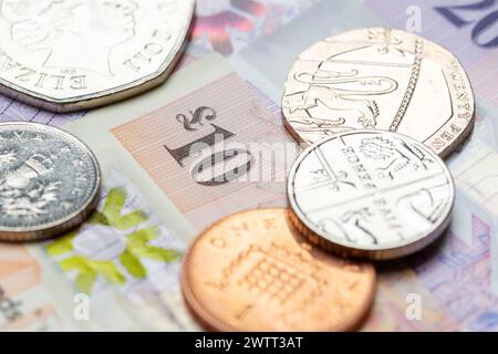 Eine britische £10-Note und Münzen Stockfoto