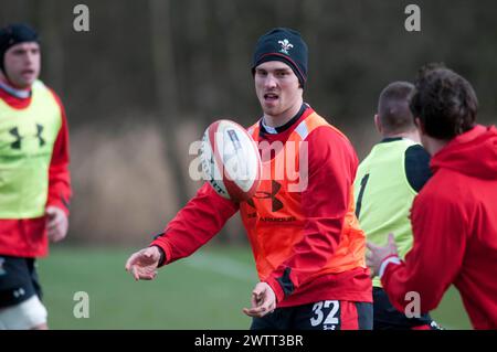 Dateibild von George North (mit Mütze) während des Wales Rugby Team Trainings im Vale Hotel and Resort in Cardiff am Nachmittag vor dem Six Nations Showdown mit England im März 2013. Das walisische Zentrum George North hat angekündigt, dass er sich nach den sechs Nationen am Samstag aus dem internationalen Rugby zurückziehen wird. Stockfoto