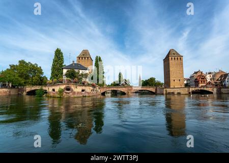 Ponts Couverts (überdachte Brücken) auf dem Ill-Fluss in der Nähe des Bezirks Petite France in Straßburg, Frankreich Stockfoto