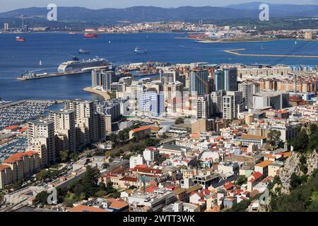 Blick aus der Vogelperspektive über das britische Überseegebiet Gibraltar, den Felsen von Gibraltar auf der Iberischen Halbinsel. Stockfoto