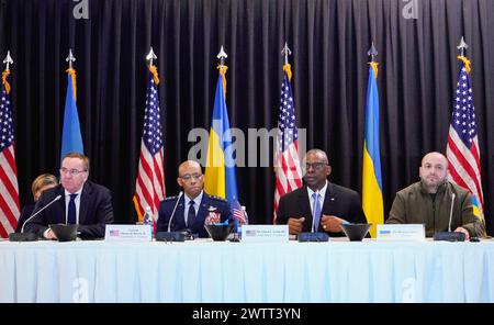 Ramstein Miesenbach, Deutschland. März 2024. Sitzung der Kontaktgruppe Ukraine auf dem US-Luftstützpunkt in Ramstein, Deutschland. Von links nach rechts: Boris Pistorius, deutscher Verteidigungsminister, US-General Charles Q. Brown, US-Verteidigungsminister Lloyd Austin und sein ukrainischer Amtskollege Rustem Umyerov. Quelle: Uwe Anspach/dpa/Alamy Live News Stockfoto